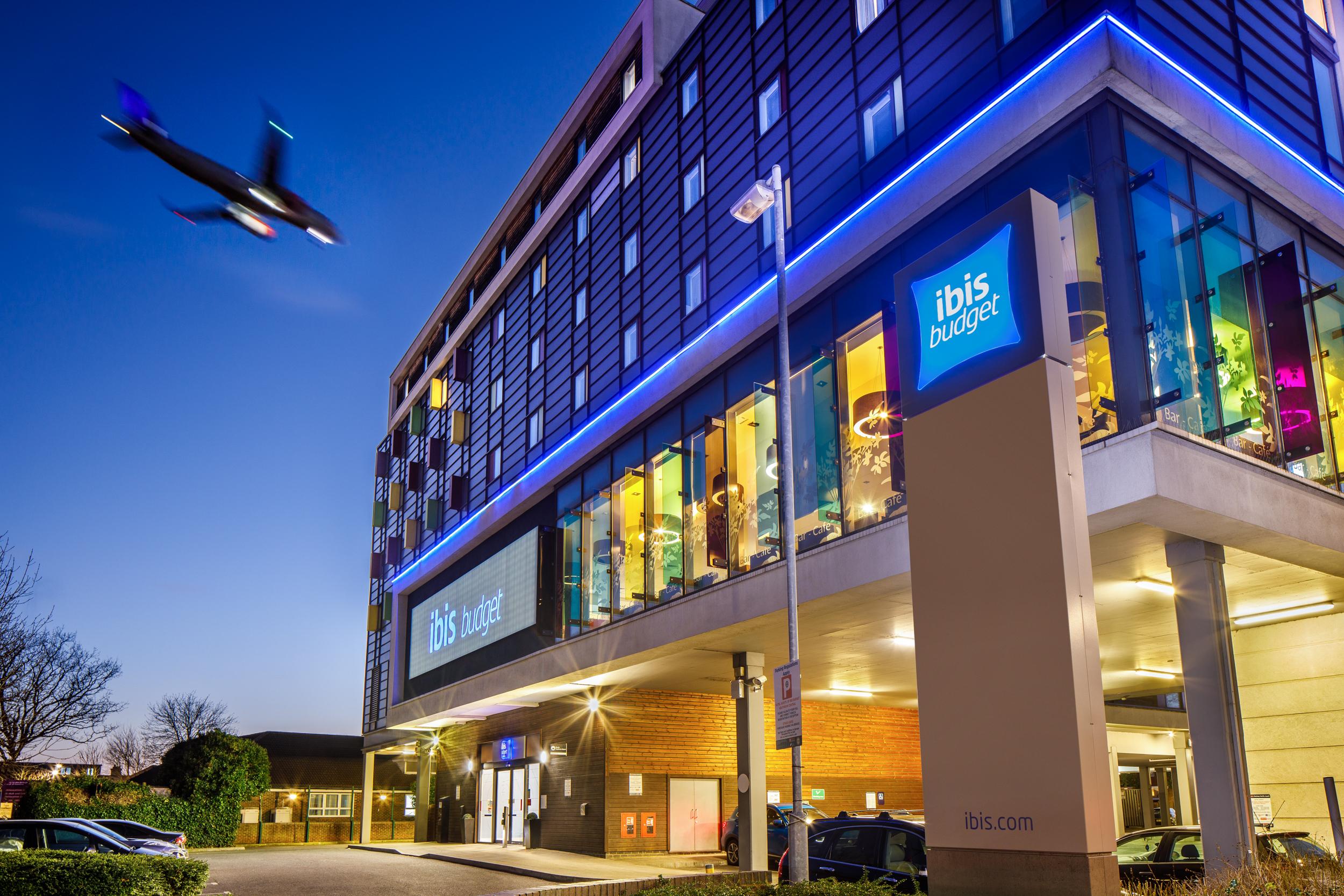 Ibis Budget London Heathrow Central Cranford Exterior foto