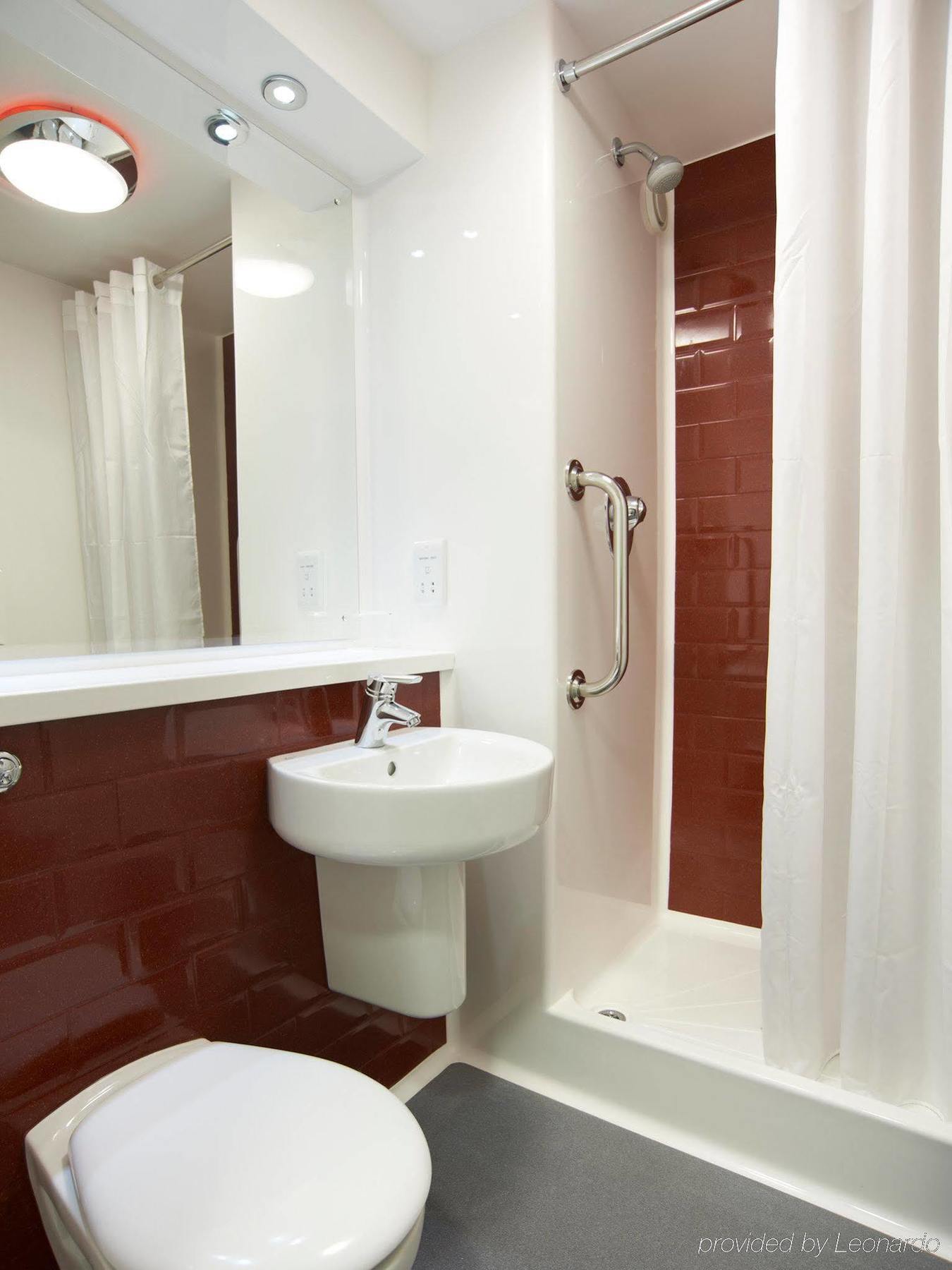 Ibis Budget London Heathrow Central Cranford Exterior foto